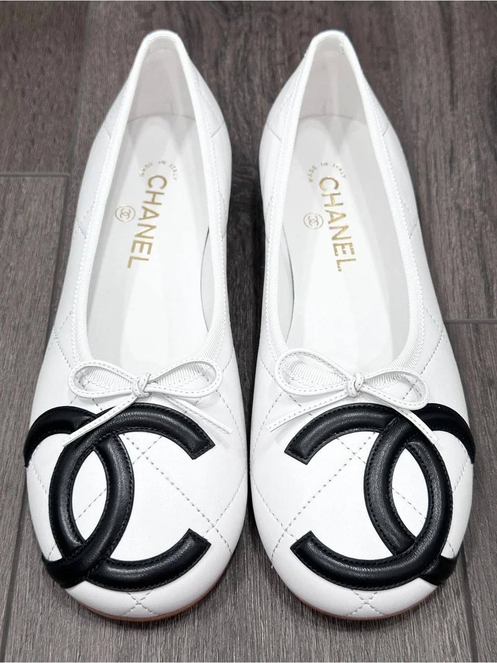 NEW CHANEL CAMBON WHITE QUILTED LEATHER FLATS WITH LARGE BLACK CC LOGO size 38.5 - Picture 6 of 16